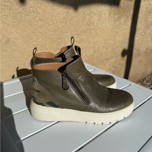 Vionic Olive Green Leather Shoes size 6.5